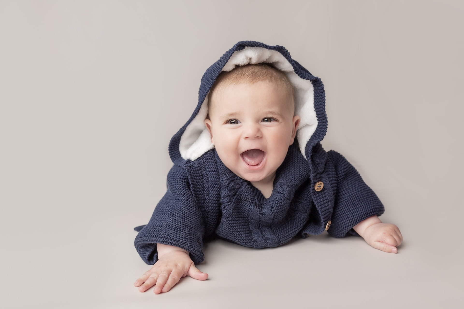 Bebé con cardigan tejido WAG